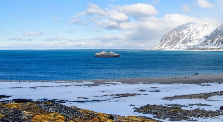 PONANT Le Boreal im Magdalenefjord - Spitzbergen  Studio Ponant - Noemie Watel